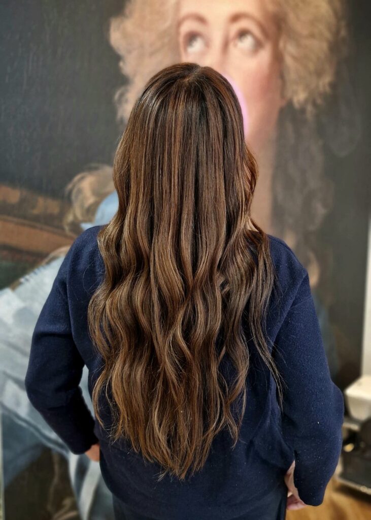 Coiffure chic avec des vagues crantées