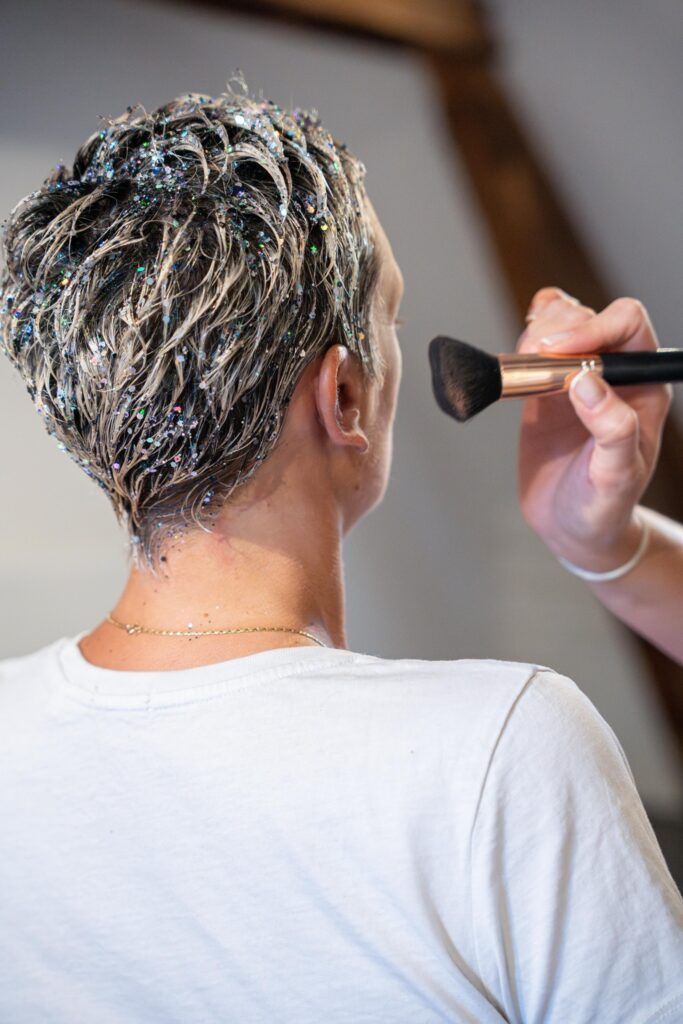 Coiffure mariée - blond décoloré sur mesure rehaussé de strass