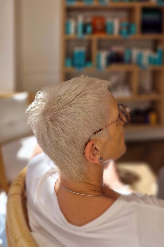 Coupe courte, lumineuse grâce à une décoloration argentée